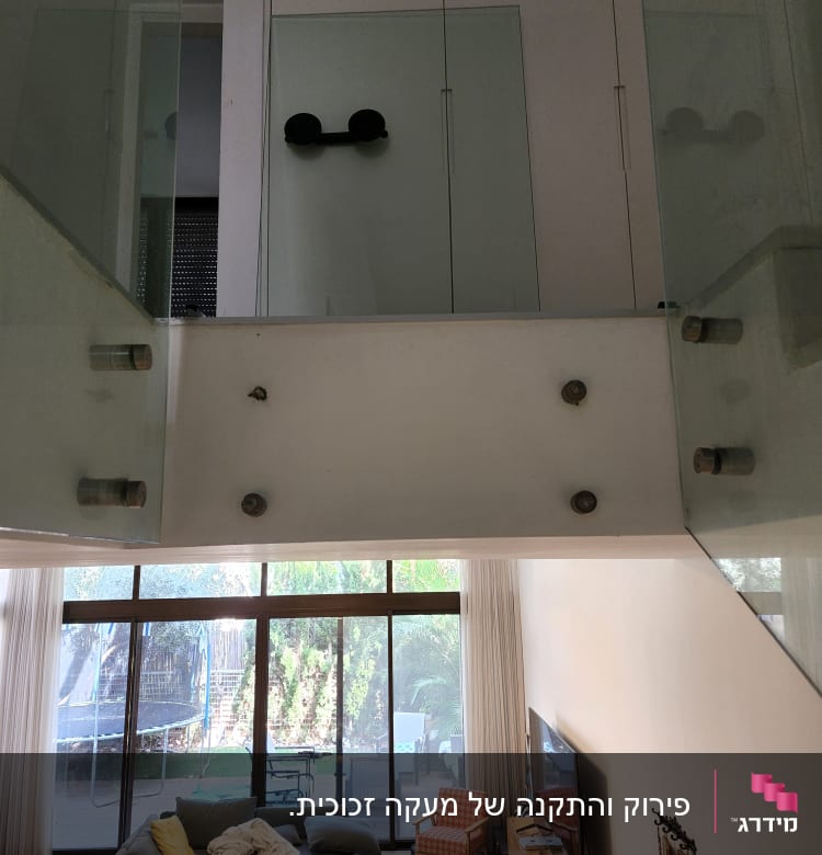 מעקה זכוכית עם מחברים מתכתיים במדרגות